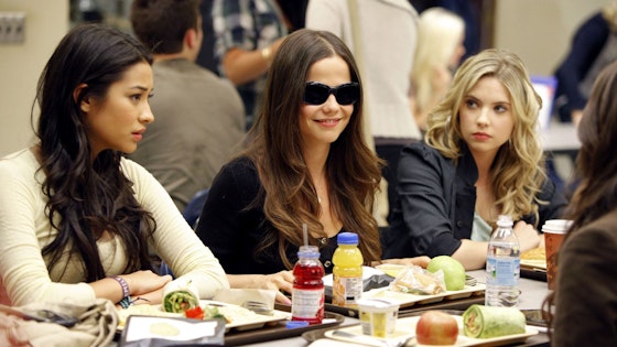 Pretty Little Liars S01E02
