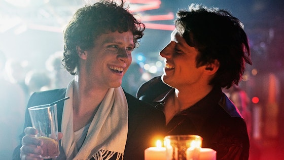 Torka aldrig tårar utan handskar S01E02