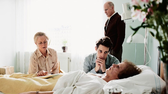 Torka aldrig tårar utan handskar S01E03